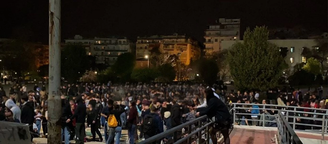 Το «έκαψε» η νεολαία με πάρτι στο ΑΠΘ - Πάνω από 1.000 άτομα στην πλατεία του Πανεπιστημίου